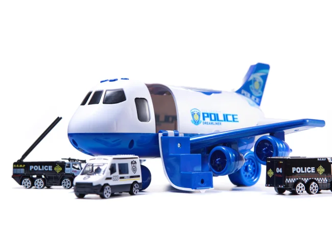 Samolot transporter z autami policja bok