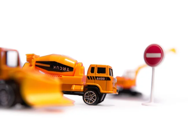 Samolot transporter z autami maszyny budowlane bok