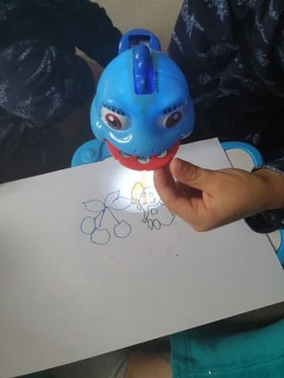 Projektor z rzutnikiem do nauki rysowania dla chłopca – motyw Smoka